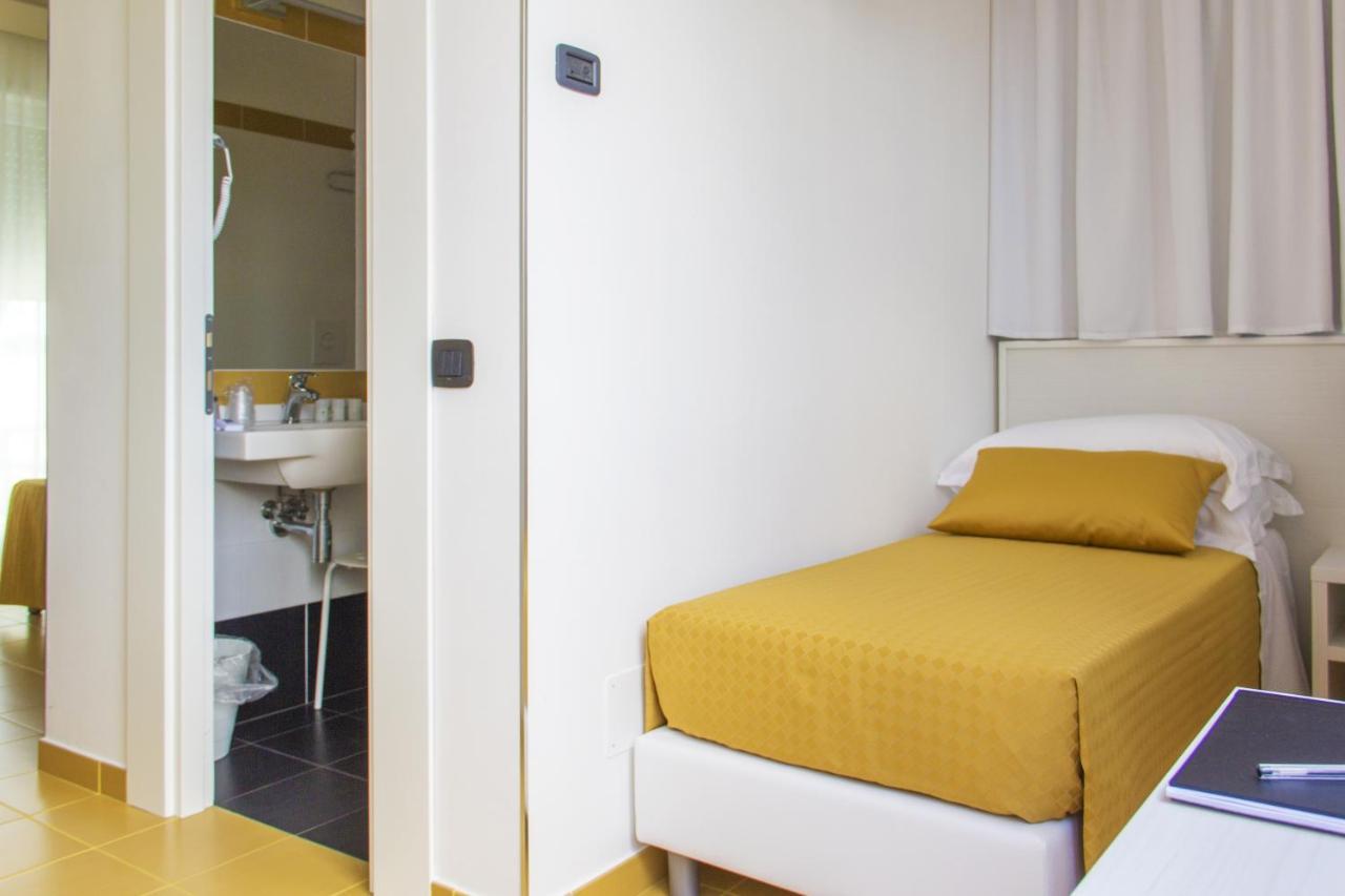 Hotel Villa Chiara テッラチーナ エクステリア 写真