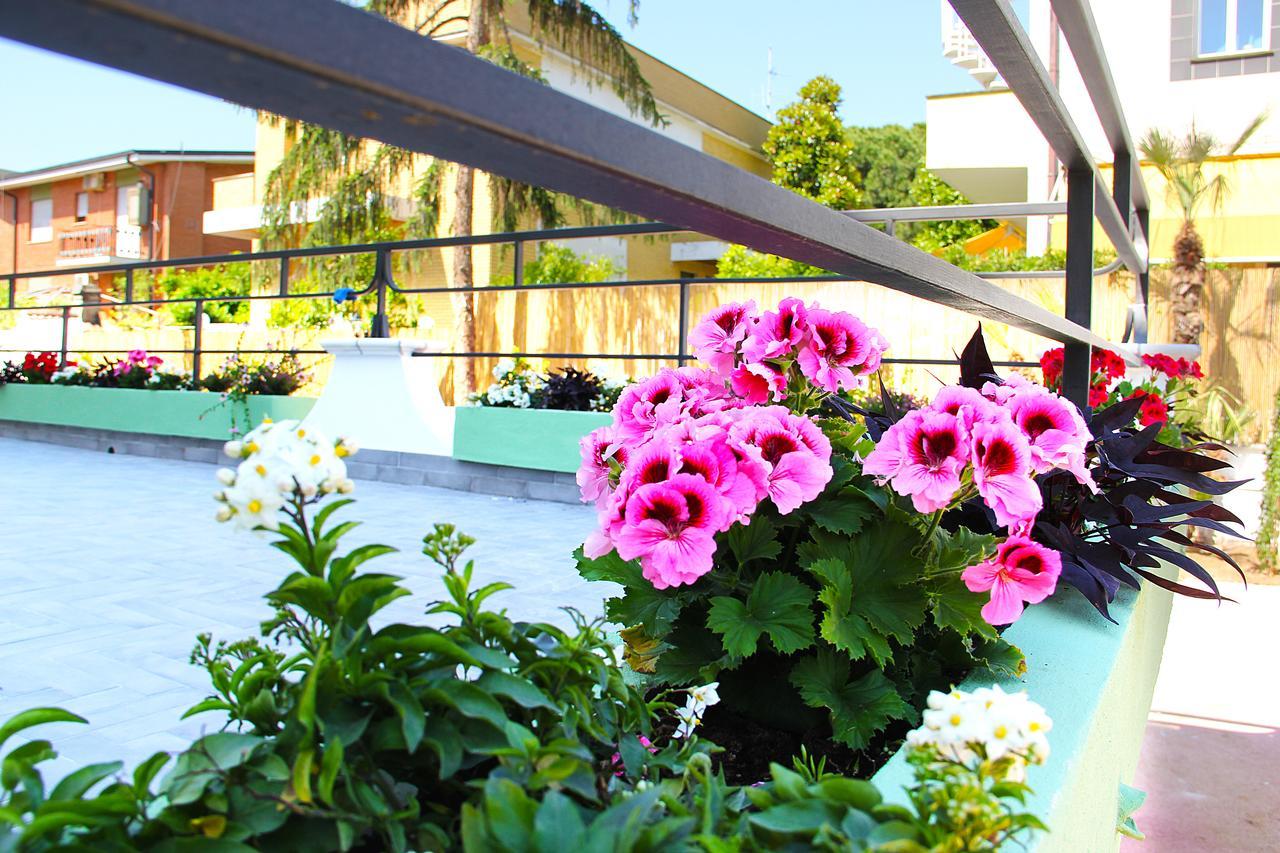 Hotel Villa Chiara テッラチーナ エクステリア 写真